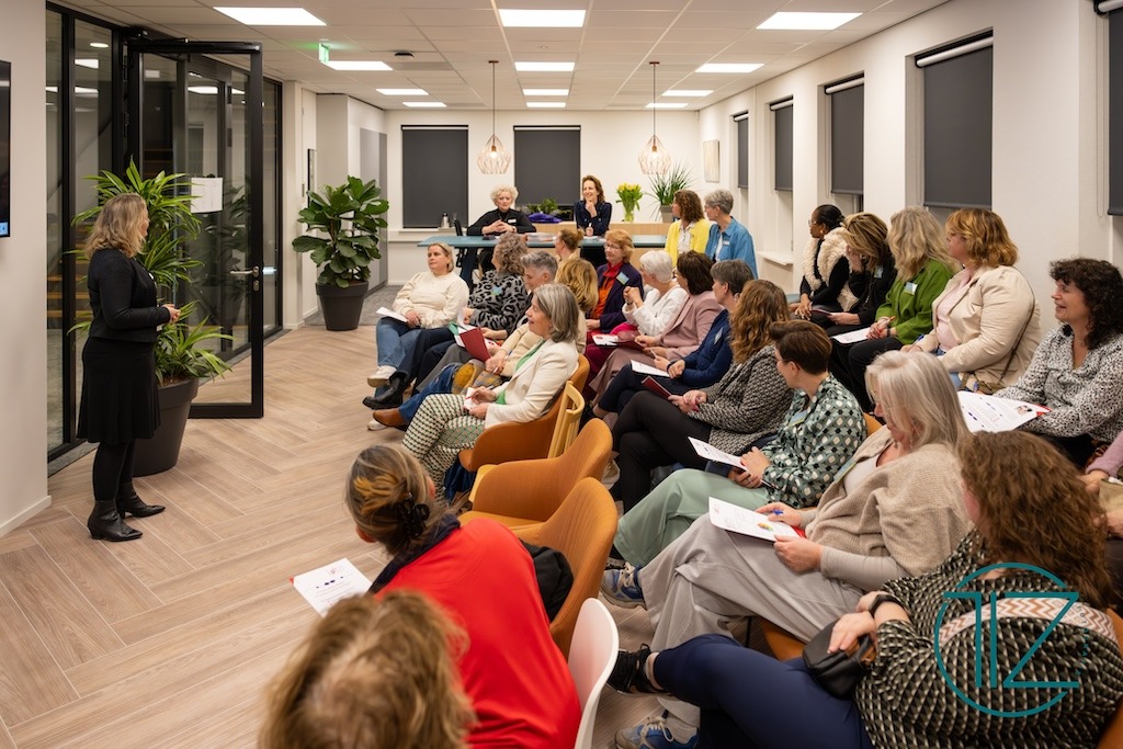 Samantha van Loft25 geeft onderneemsters nivo-nh vleugels na ALV